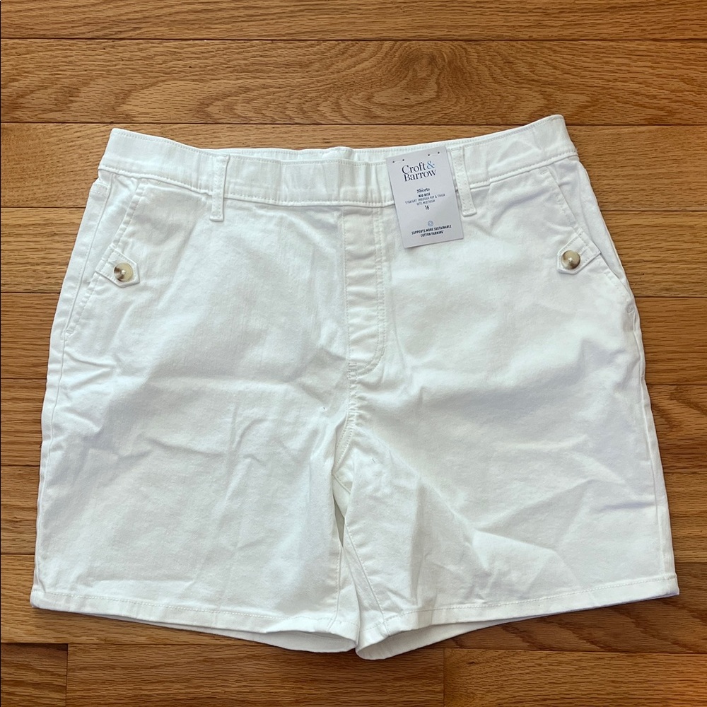 Croft & Barrow Women's White mid-rise Shorts. Brand new with tags